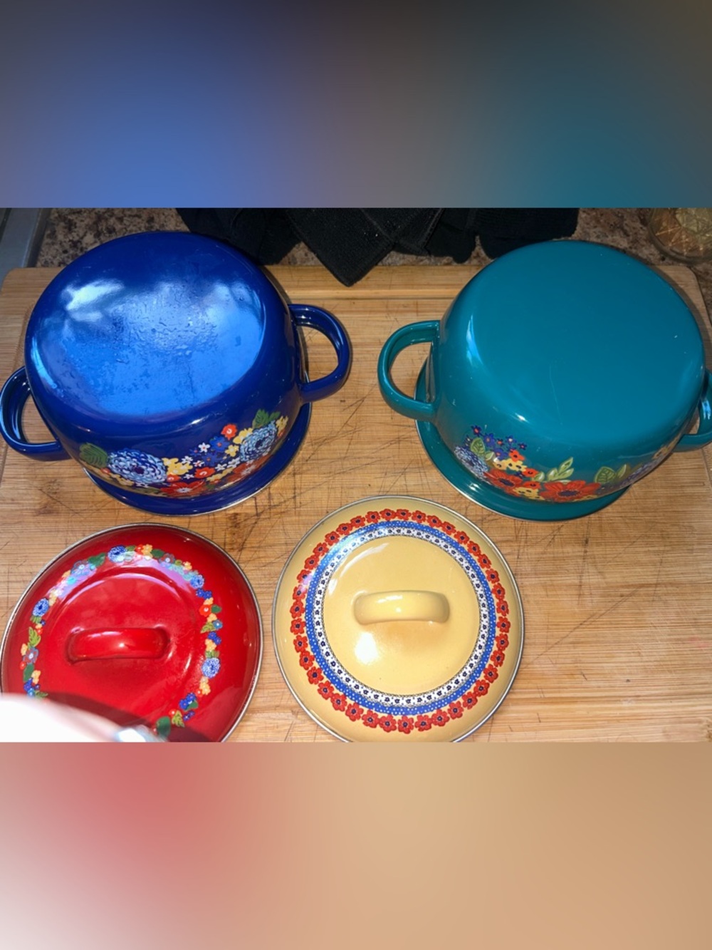 The pioneer Woman Dazzling Dahlias 1- Quart mini Dutch ovens set - Picture 4 of 4
